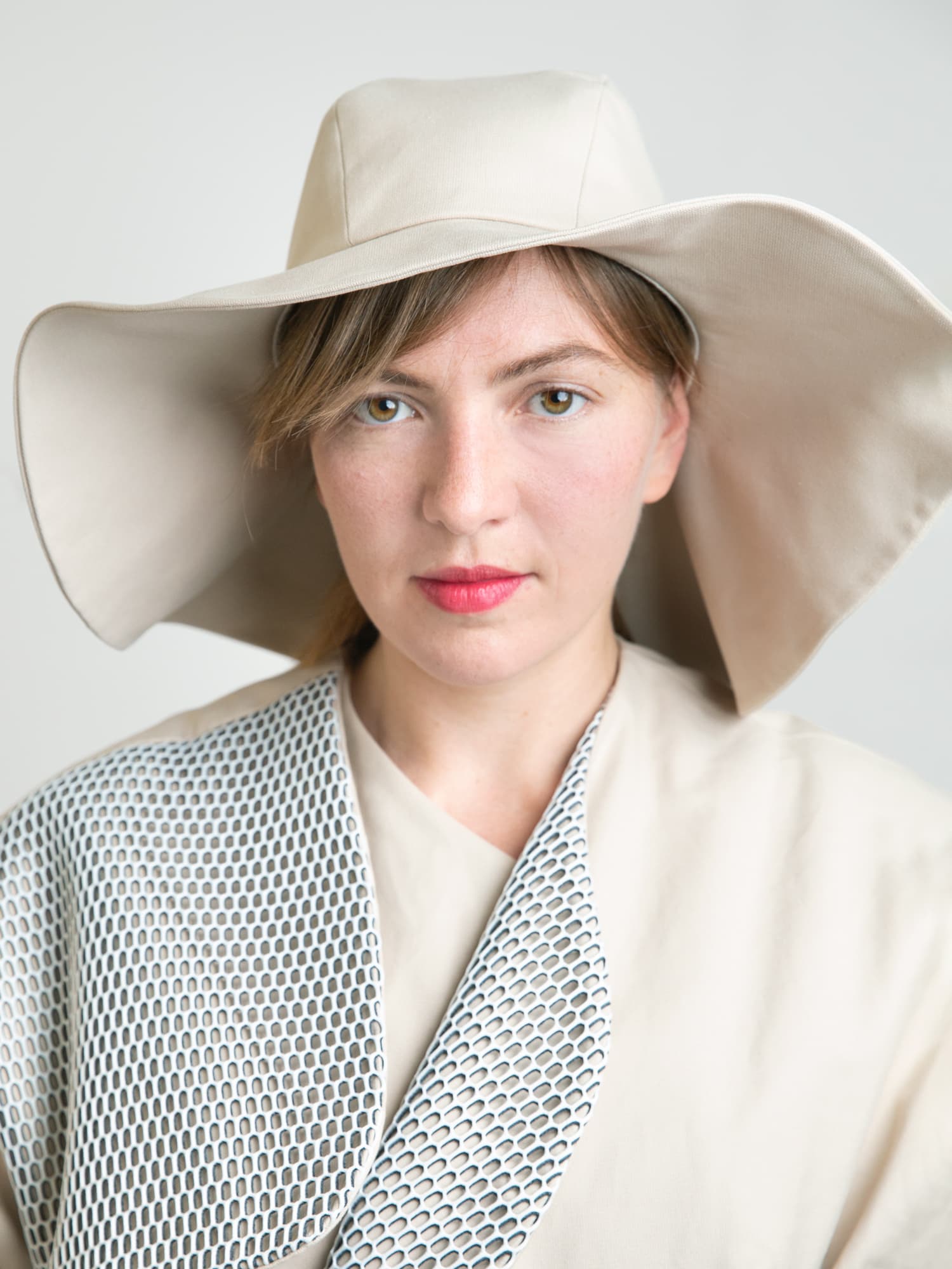 Cate (kitt) mit Mantel Linda