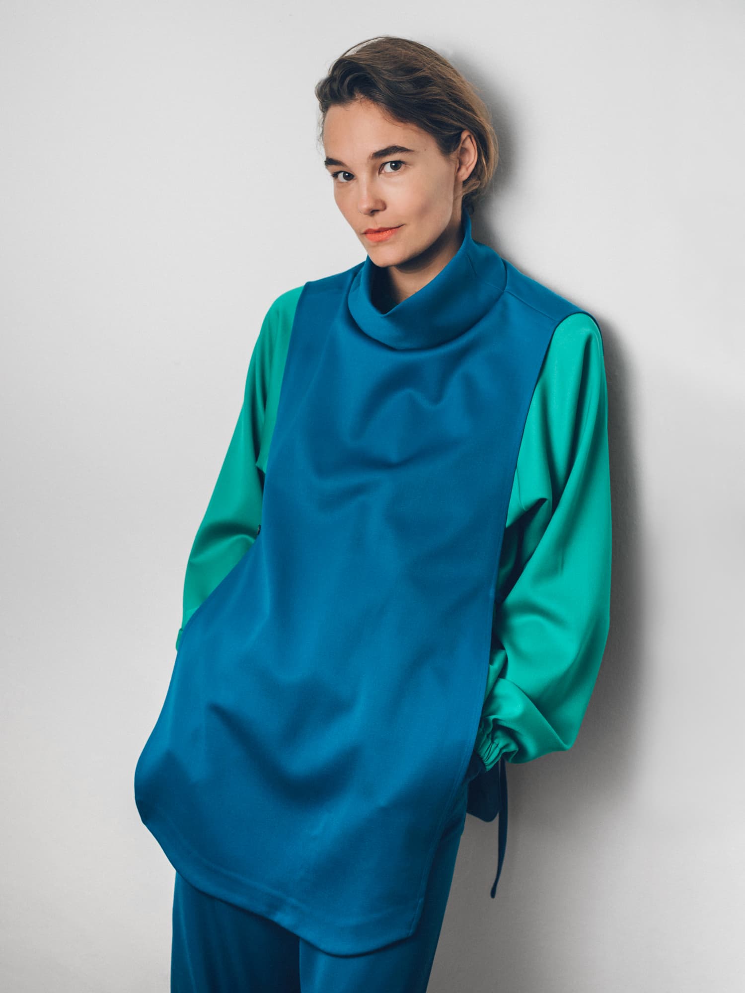 Colette (blau) mit Pulli Nora